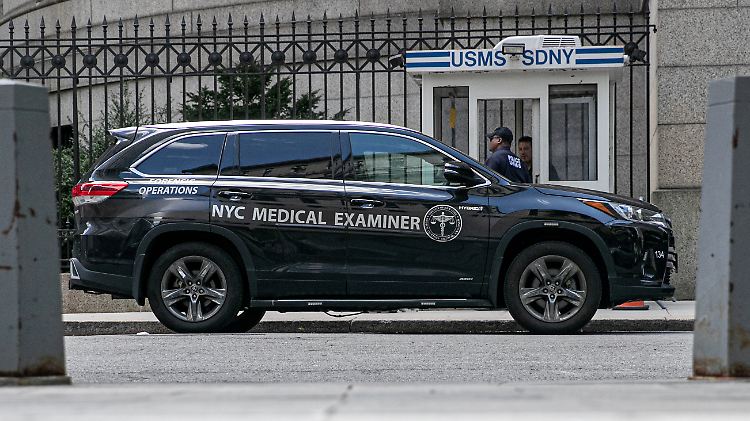 Die gerichtsmedizinische Untersuchung ist abgeschlossen: Im Fall Epstein sind noch viele Fragen offen.