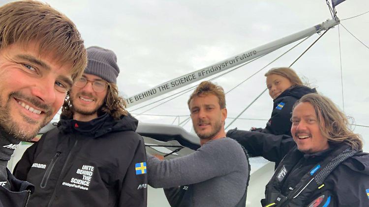 Die Crew auf der "Malizia"(von links): Skipper Boris Herrmann, Filmemacher Nathan Grossman, Co-Skipper Pierre Casiraghi mit Greta Thunberg und ihrem Vater Svante.
