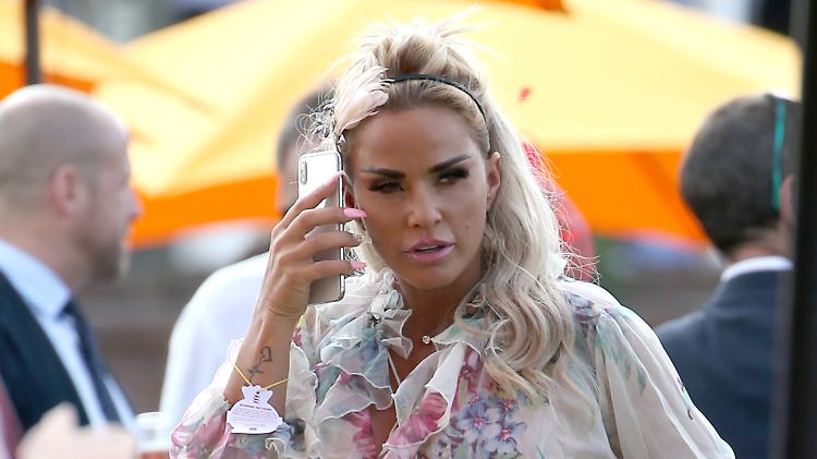 Katie Price pimpt ihren Körper gerne mal auf.