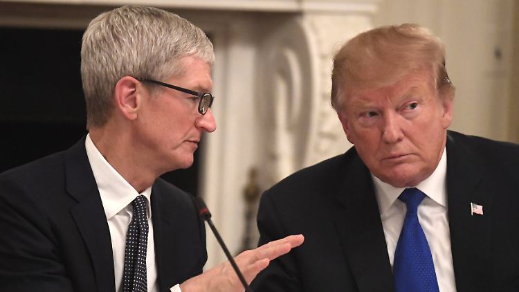 Donald Trump im Gespräch mit Apple-Chef Tim Cook. Beide sollen sich bereits mehrfach informell getroffen haben.