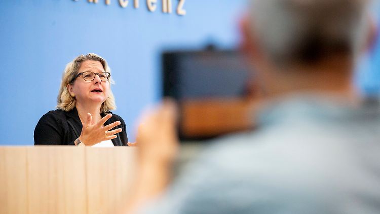 Umweltministerin Schulze wünscht Greta Thunberg viel Erfolg.