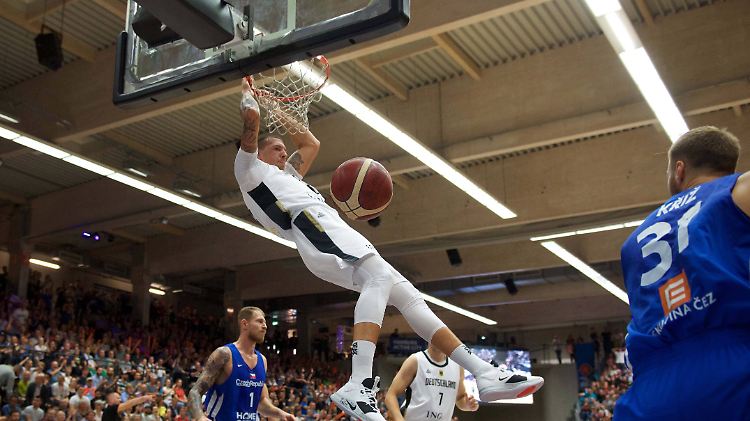 Daniel Theis stopft den Ball durch den Korb.