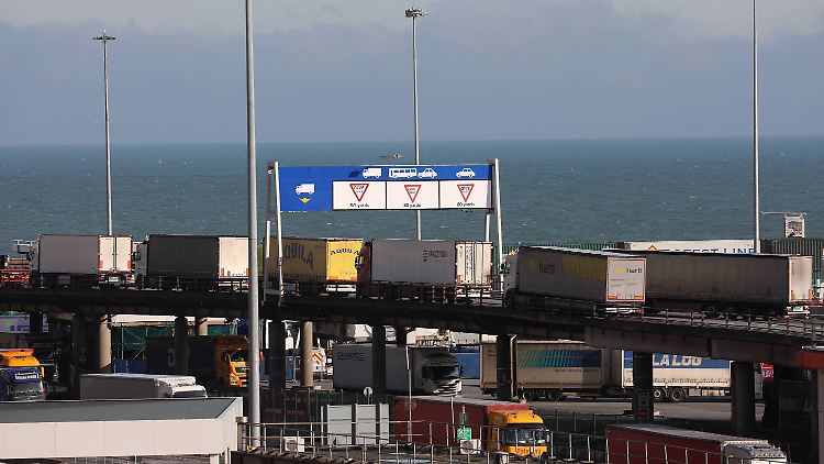 An den Grenzen zu Großbritannien müssen bei einem No-Deal-Brexit Lastwagen wohl tagelang warten.