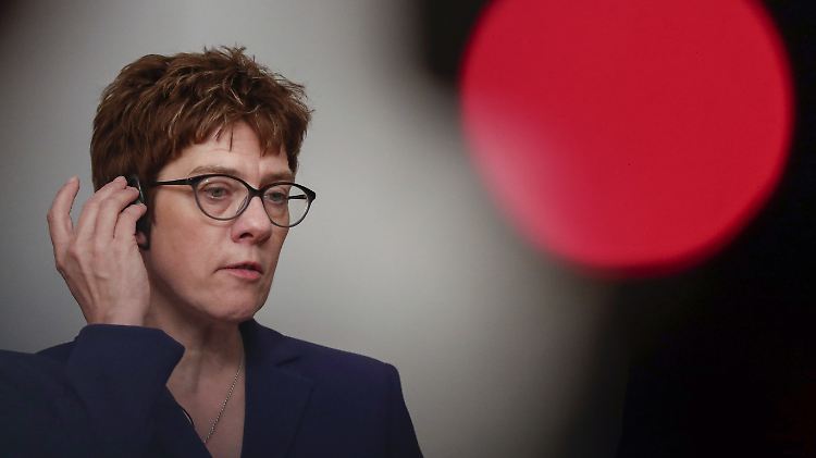 Annegret Kramp-Karrenbauer hat sich und ihrer Partei mit ihrer Äußerung über den Parteikollegen Maaßen eher keinen Gefallen getan.