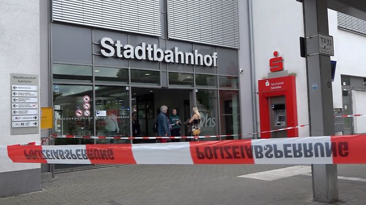 Nach der Tat sperrte die Polizei den Bahnhof von Iserlohn.