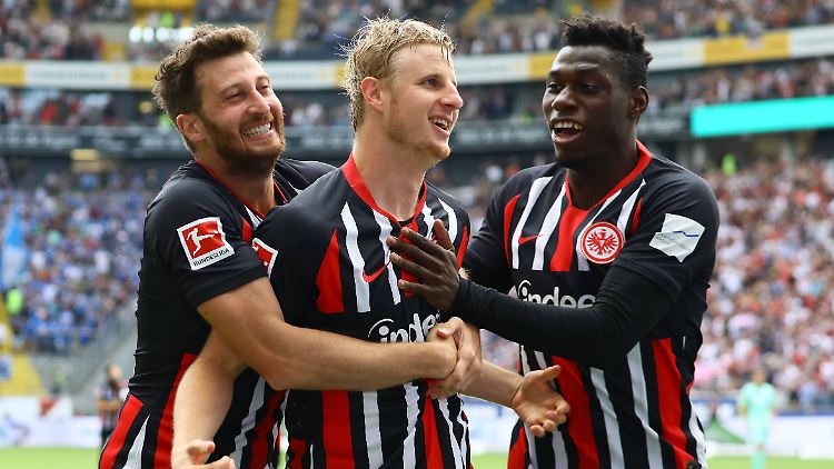 Blitztor gegen die TSG Hoffenheim: Frankfurts Martin Hinteregger lässt sich von den Kollegen David Abraham und Danny da Costa feiern.