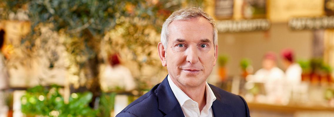 Bei der Hauptversammlung ist auch Konzernlenker Cornelius Everke anwesende. Es dürfte sein letzter großer Auftritt als Vapiano-Chef sein - am Wochenende hatte er überraschend seinen Rücktritt bekanntgegeben.