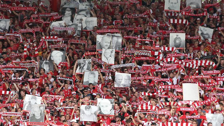 Sie dachten an die, die beim ersten Bundesligaspiel der Vereinsgeschichte nicht dabei sein konnten: Fans des 1. FC Union Berlin.