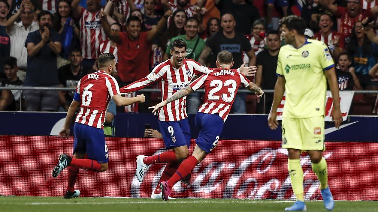 Atleticos Morata (2.v.l.) bejubelt das 1:0 - und damit den spielentscheidenden Treffer gegen Getafe.