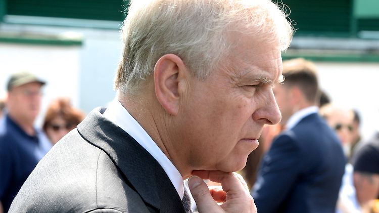 Ein Video soll Prinz Andrew angeblich mit einer jungen Frau im Haus von Jeffrey Epstein zeigen. 