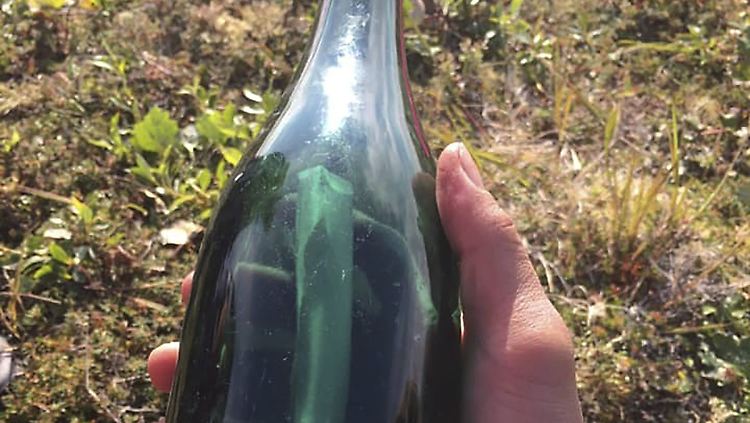 Fast auf den Tag genau 50 Jahre nach ihrem Abwurf ins Meer wurde die Flaschenpost wiedergefunden.