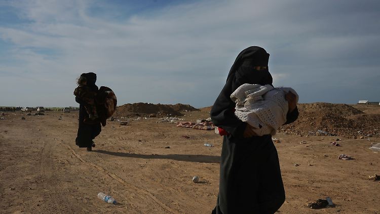 Nach dem Untergang des Kalifats leben auch IS-Kämpfer und ihre Familien mit deutschem Pass in syrischen Lagern. Bisher zaudert Deutschland, wie mit den Angehörigen umzugehen ist. 
