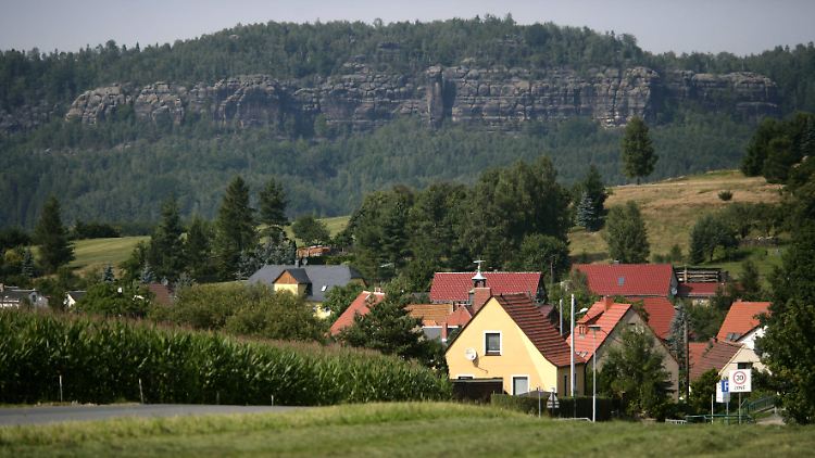 Reinhardtsdorf in der Sächsischen Schweiz, im Hintergrund die Schrammsteine am Elbufer.