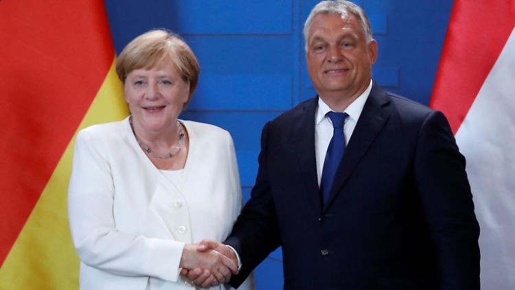 Ende einer Verkrampfung? Ungarns Präsident Orban und Kanzlerin Merkel feiern den Jahrestag, an dem Ungarn für 600 DDR-Bürger seine Grenze öffnete.