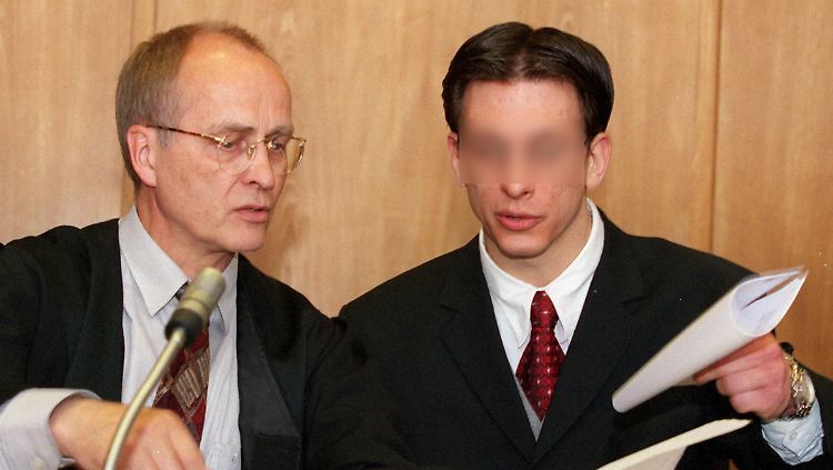 Christopher R. (rechts) neben seinem Verteidiger beim Prozess rund um den Gendarm Nivel.