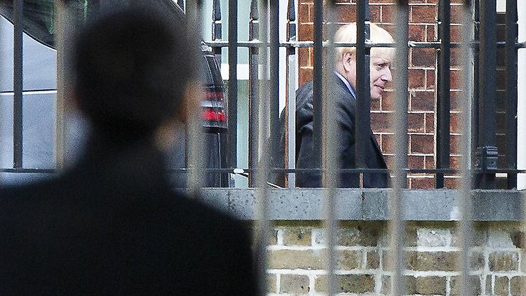 Premier Johnson betritt seinen Regierungssitz am Montag durch den Hintereingang.