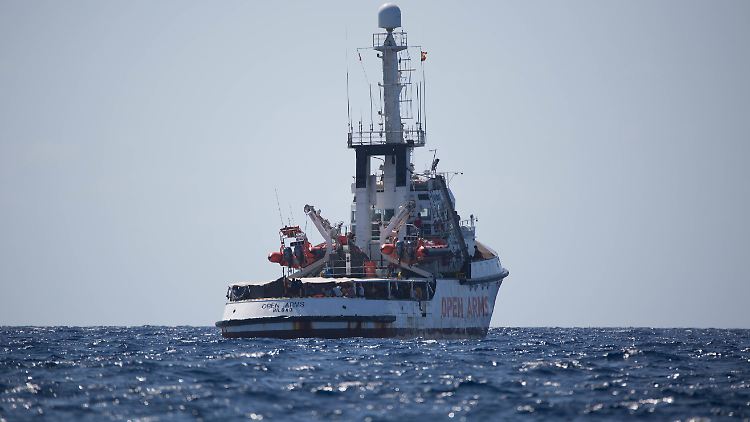 Seit Tagen liegt die "Open Arms" vor der italienischen Insel Lampedusa.