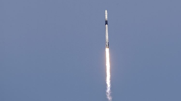 Eine "Falcon 9"-Rakete von SpaceX startet von Cape Canaveral. Bei der neuen Mondlande-Mission kommen aber andere Raketen zum Einsatz.