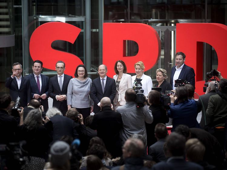 Wer folgt Andrea Nahles (4.v.l.) im Amt des Parteivorsitzes? Außer Olaf Scholz (M.) will es aus der SPD-Führungsriege - bislang - keiner machen (Archivbild).