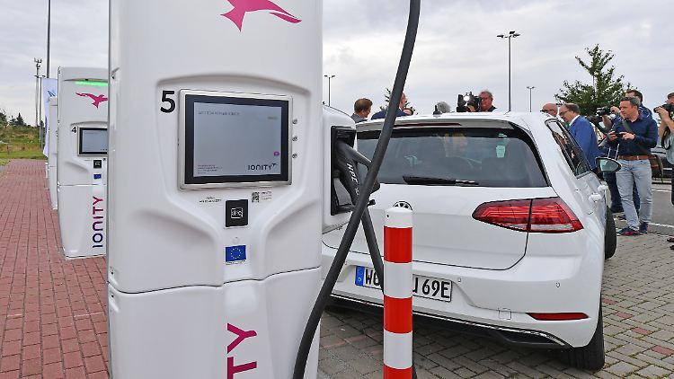 Ein E-Auto der Marke VW an einer Ladestation. 
