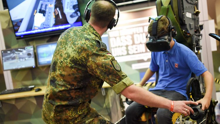 Via Virtual Reality in einen Tornado einsteigen: Besucher der Gamescom können das am Stand der Bundeswehr erleben.