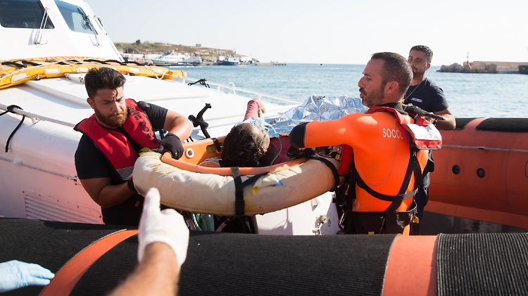 Zwei Frauen werden von der Guardia Costeria als medizinischer Notfall vom Schiff "Open Arms" evakuiert. Eine der Frauen war nicht mehr bei Bewusstsein.