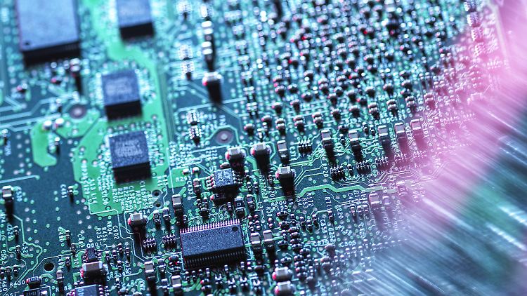 Besonders Großkonzerne sind im Visier von Hackern. Die Angriffsdichte nimmt seit Jahren zu, heißt es in einer Studie.
