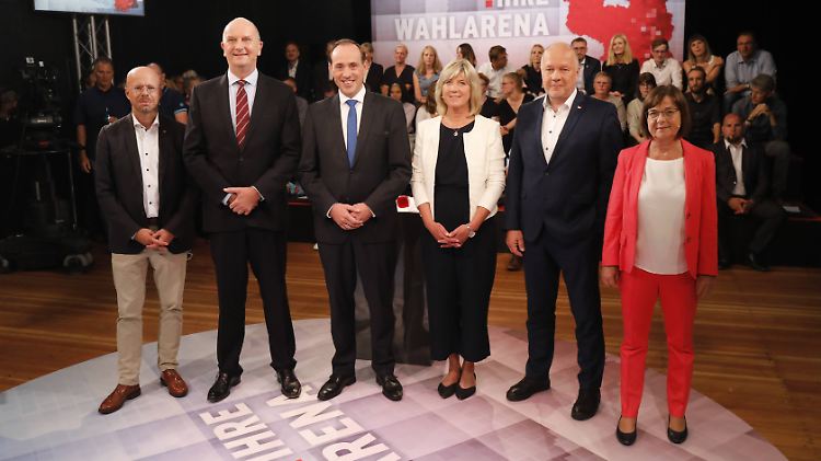 Kalbitz (AfD), Woidke (SPD), Senftleben (CDU), Dannenberg (Linke), Goetz (FDP), Nonnemacher (Bündnis 90/Die Grünen) vor der Sendung (v.l.).