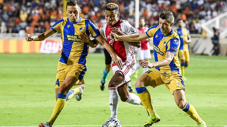 Für Ajax und Neres (m.) war das Gastspiel in Nikosia zäh.