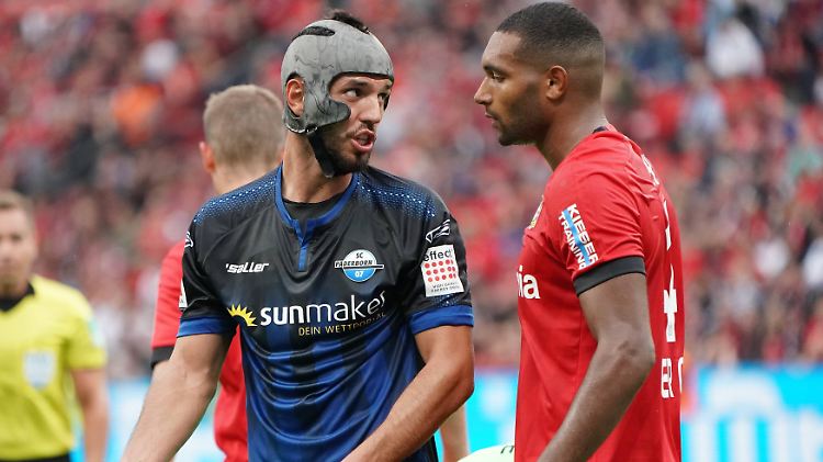 Für Klaus Gjasula vom SC Paderborn (l.) gehört ein Helm zum Spielbetrieb.