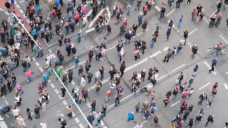 Rund 13,5 Millionen Menschen wurden nicht in Deutschland geboren, sondern sind im Laufe ihres Lebens zugewandert.