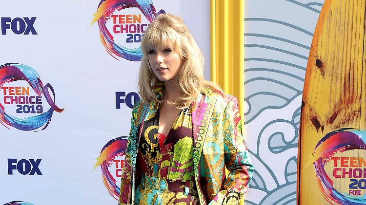 Am Freitag erscheint das neue Album von Taylor Swift und passend dazu ihre neue Klamottelinie mit Stella McCartney.
