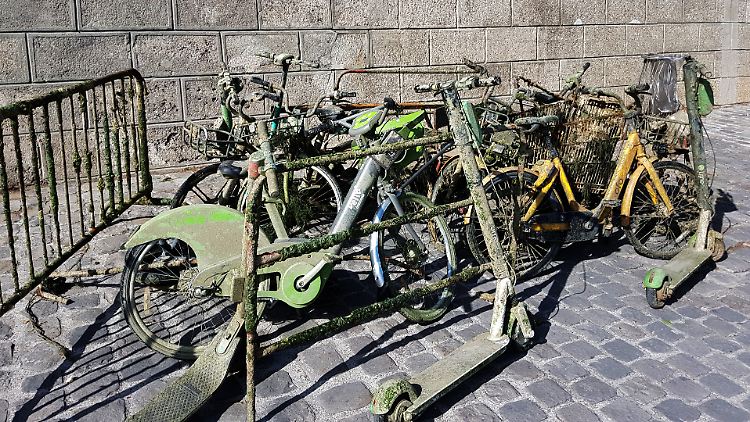 Mit Magneten fischen Ehrenamtliche in Paris Leihräder und -scooter aus der Seine.