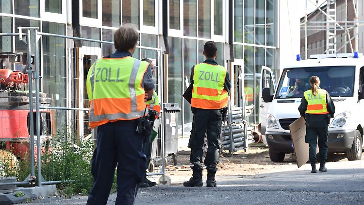 Der Zoll durchsuchte unter anderem eine Baustelle im Stadtteil Strahlau.