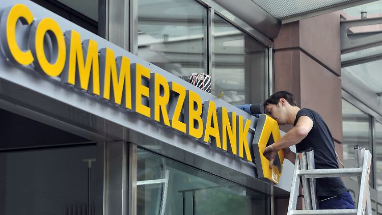 Die Commerzbank justiert bei Negativzinsen nach. Diese  dürfen aber nicht ohne Weiteres erhoben werden. 