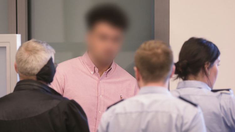 Die Staatsanwaltschaft wirft den Angeklagten Zuhälterei, gewerbsmäßige Zwangsprostitution, gefährliche Körperverletzung und schweren Raub in mehreren Fällen vor.