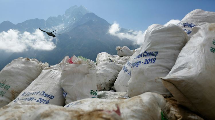 Gefüllte Müllsäcke nach einer Aufräumaktion am Mount Everest. 