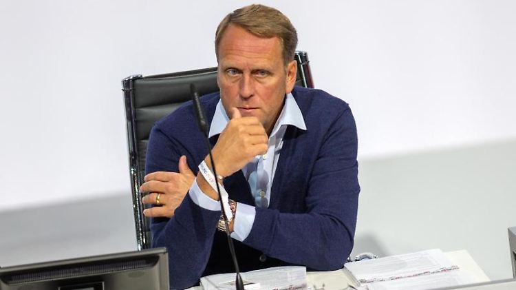 "Wir werden auf alle Fälle die Saison zu Ende spielen, und wenn es eben 'ne Woche später ist, ist es 'ne Woche später." Das sagt Steffen Schneekloth.