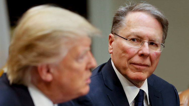 NRA-Chef Wayne LaPierre bei einem Treffen mit Trump im Weißen Haus im Jahr 2017. Nun telefonierte er mit dem Präsidenten.