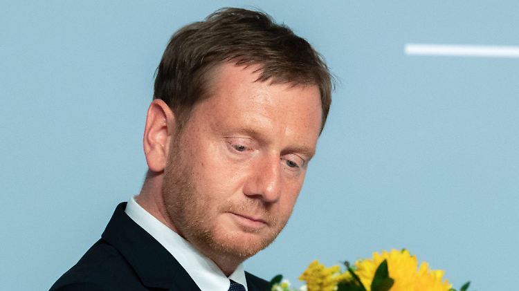 Kretschmer mit einem Strauß am Ende der Debatte.