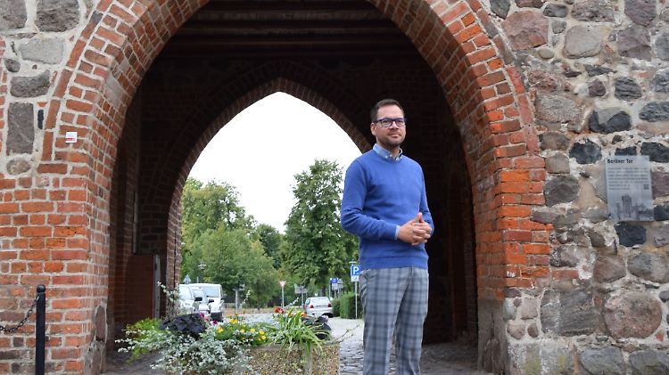 Hartphiel vor einem der Stadttore Templins: Der SPD-Politiker versteht viele seiner Mitbürger nicht mehr.