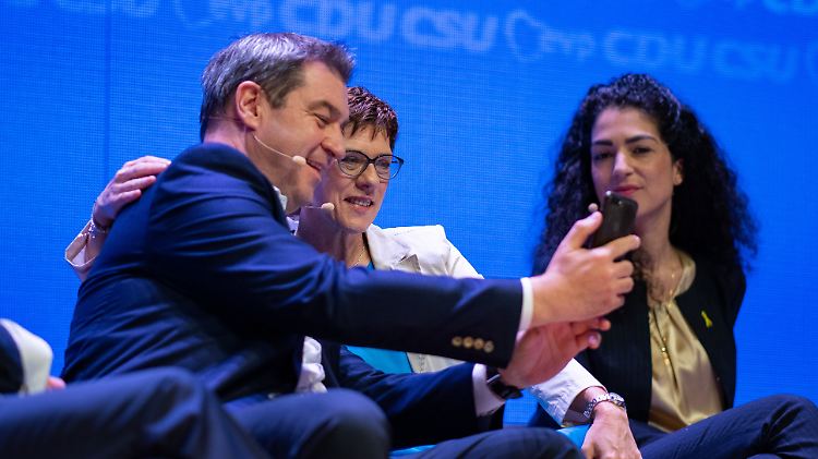 Selfie mit der Chefin der Unionsschwester (Archivbild): CSU-Chef Söder lobt Annegret Kramp-Karrenbauer.