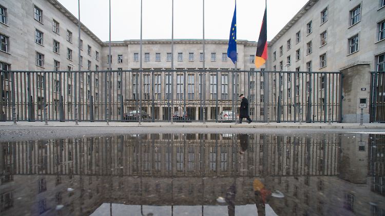 Nüchterne Einschätzung aus einem grauen Gebäude: Monat für Monat bewerten Experten des Bundesfinanzministeriums die konjunkturelle Gesamtlage.