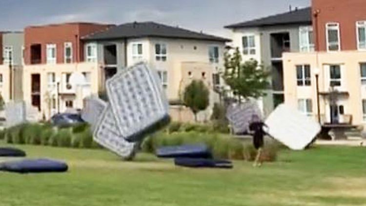 Matratzen fliegen.JPG