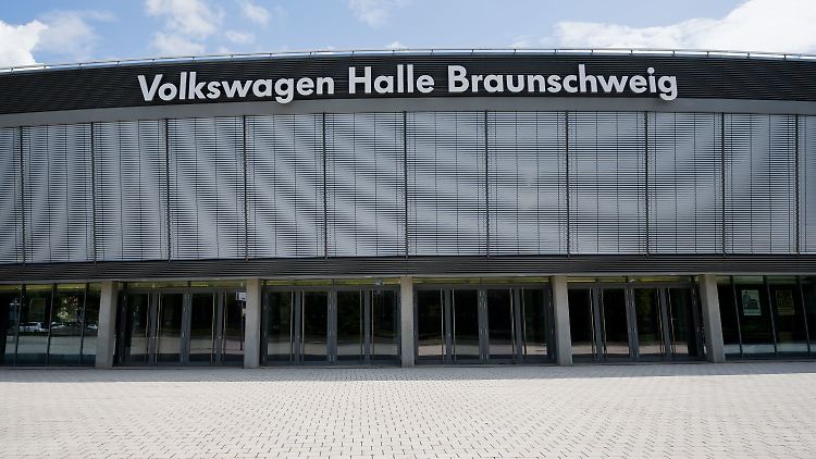 Die Halle gehört zwar der Stadt Braunschweig und nicht Volkswagen, aber bei diesem Schriftzug dürfte der Autokonzern dennoch unweigerlich mit der AfD in Verbindung gebracht werden. 