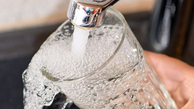 Wenn Mikroplastik-Teilchen im Trinkwasser vorkommen, sind sie oft so winzig, dass sie mit bloßem Auge nicht zu erkennen sind.