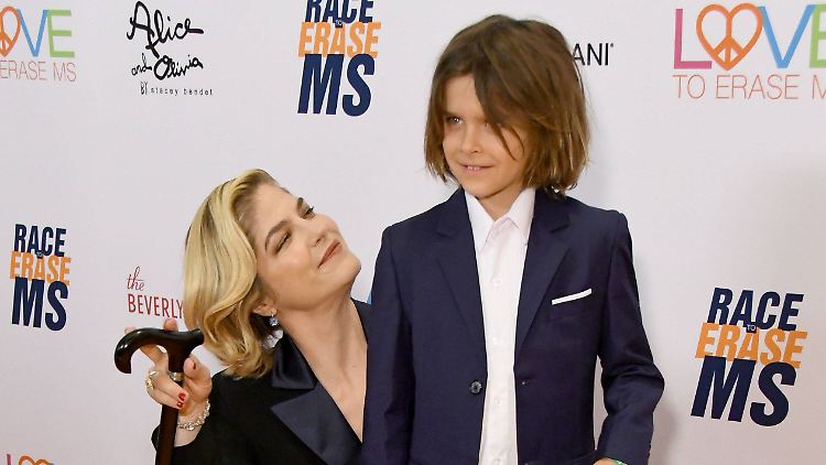 Mehr freches Früchtchen als Heiliger ist Arthur Saint, der Sohn von Selma Blair. 
