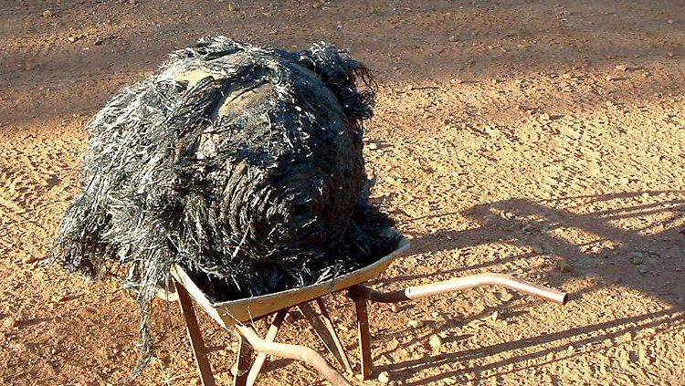 Weltraumschrott kann auch auf der Erde landen: Wie hier 2007, als ein Teil einer Rakete auf einer Farm in Australien aufkam.