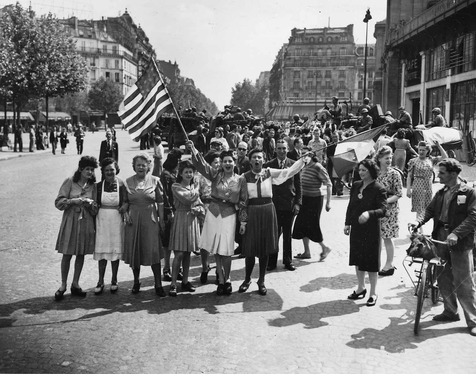 Es ist ein Freitag, als Paris von den Deutschen befreit wird: Am 25. August 1944 kapitulieren die Besatzer. Jubelnde Menschen säumen die Straßen der Stadt.