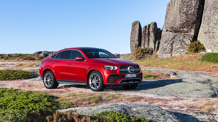 In neuem Ornat und mit drei Motorisierungen wird das Mercedes GLE Coupé im Frühjahr 2020 zu den Händlern fahren. 